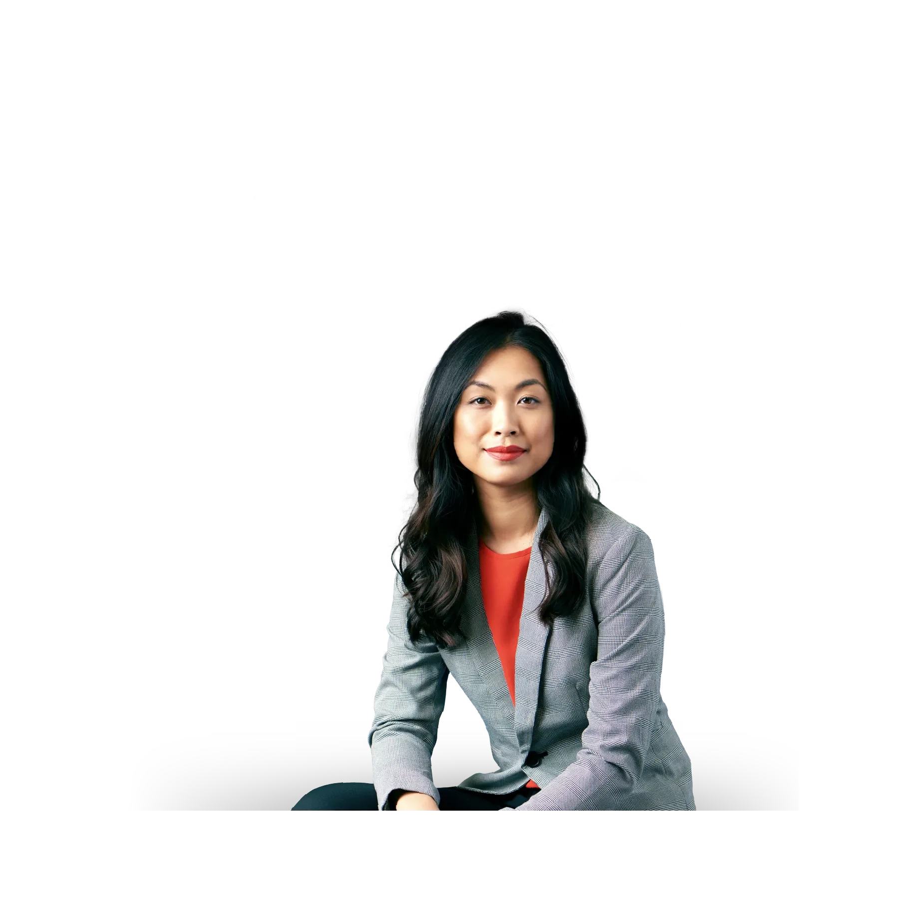 Frau mit grauem Blazer und Studienergebnissen im Hintergrund