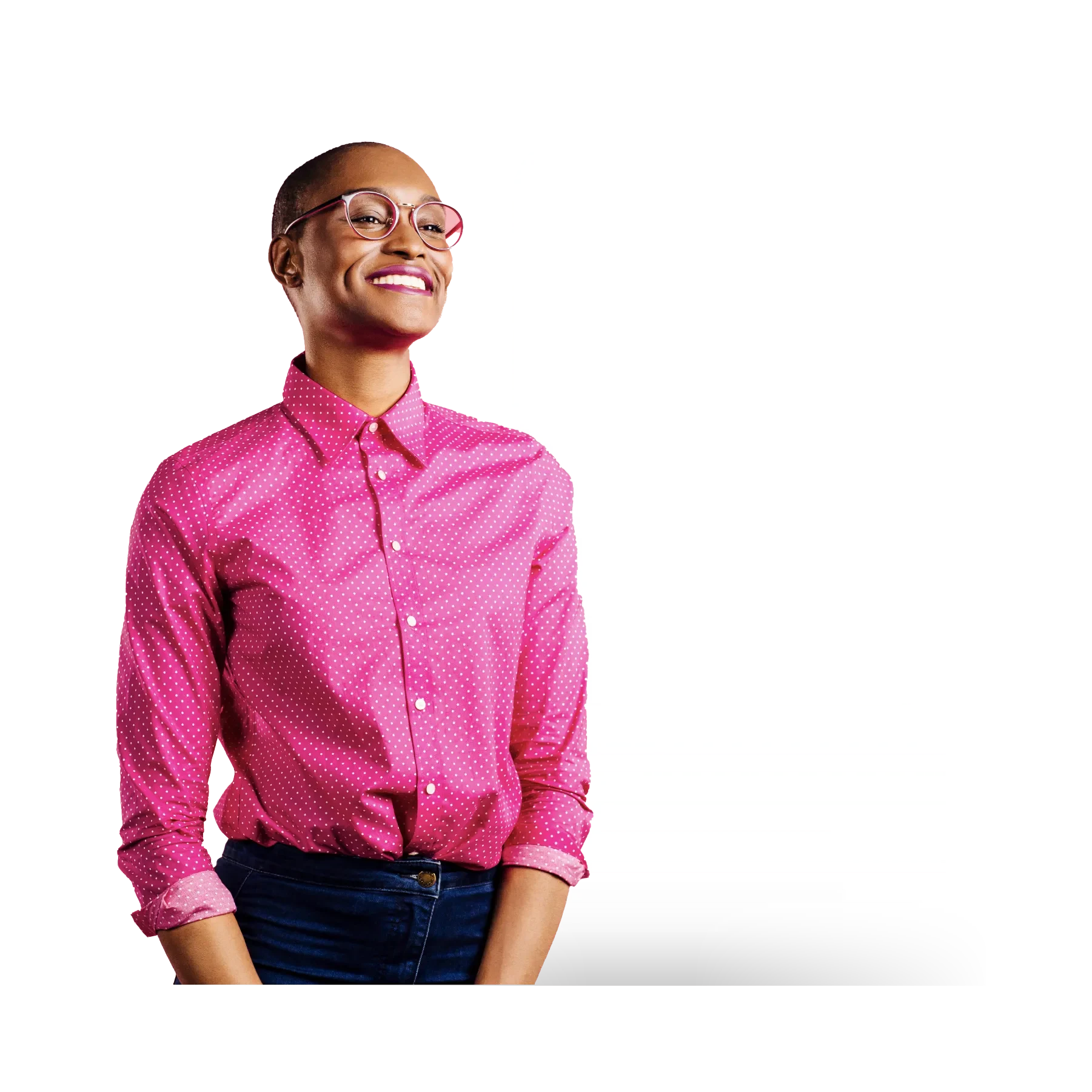 Frau mit pinkem Shirt mit Daten im Hintergrund