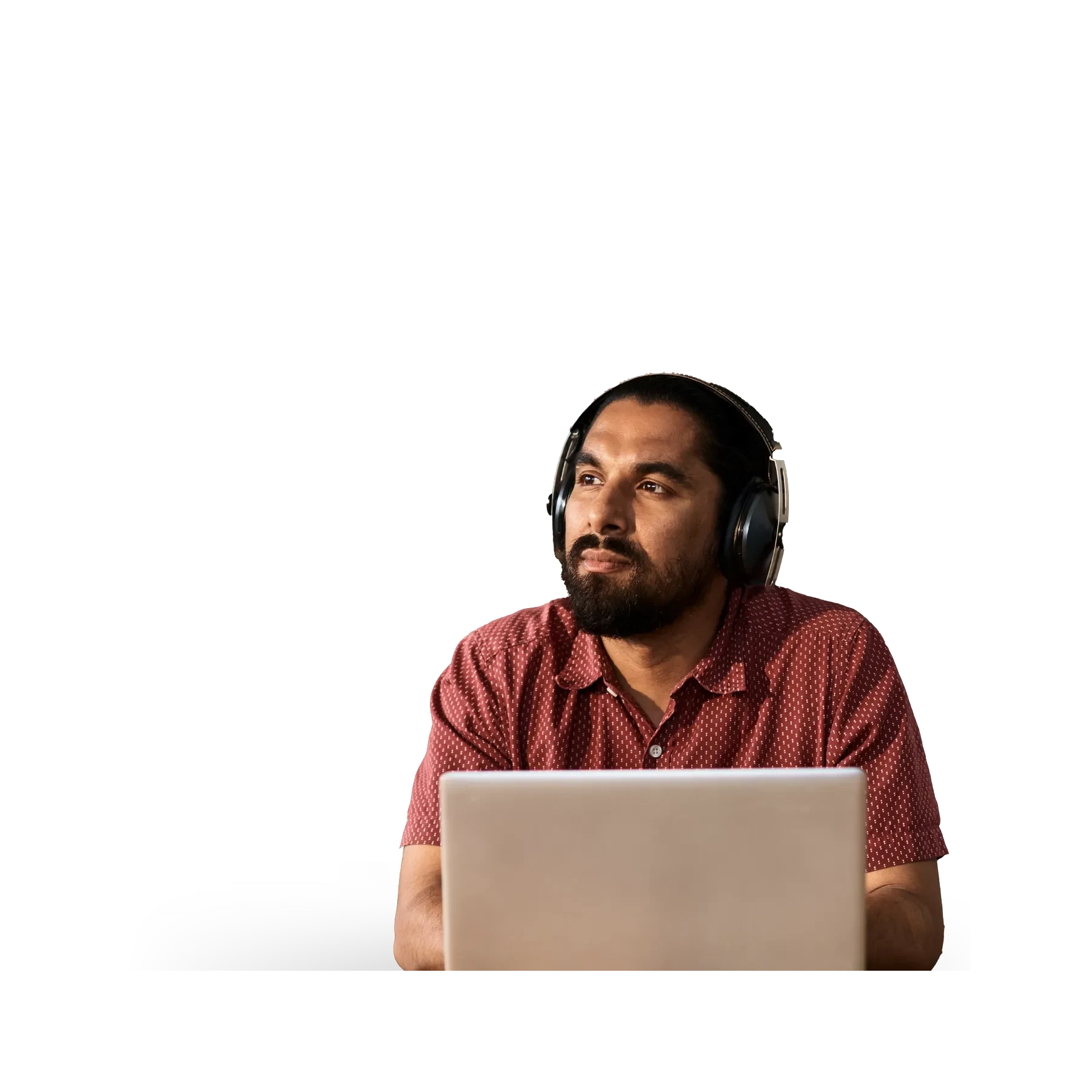 Mann mit Kopfhörern mit Werbedaten im Hintergrund