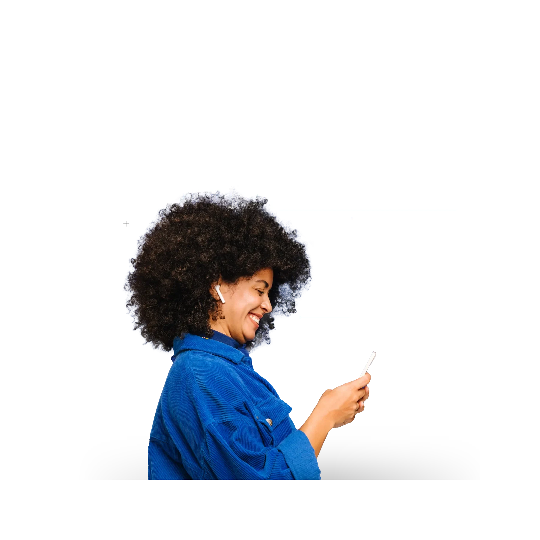 Frau mit gelockten Haaren und Media-Daten im Hintergrund